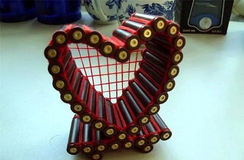 兩山輪戰官兵帶下山的紀念品是些什么 手槍 炮彈 工藝品