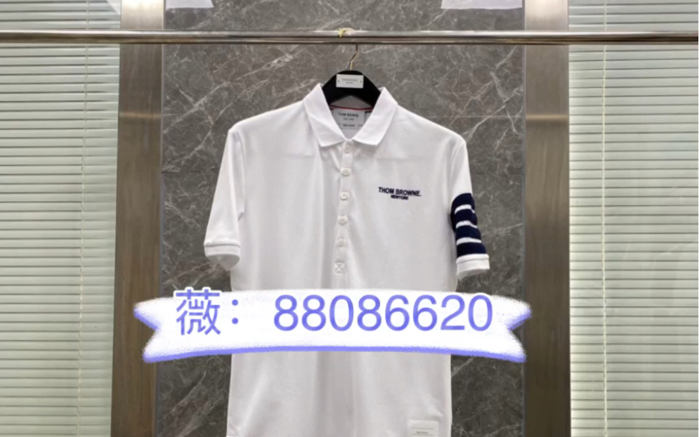 說一下高仿TB湯姆布朗2022 春夏/SS 限定LOGO版經(jīng)典系列定制絲光珠地面料,洗水定型,THOM立體logo字母進口植絨工藝經(jīng)典四道杠織帶裝飾袖標(biāo)